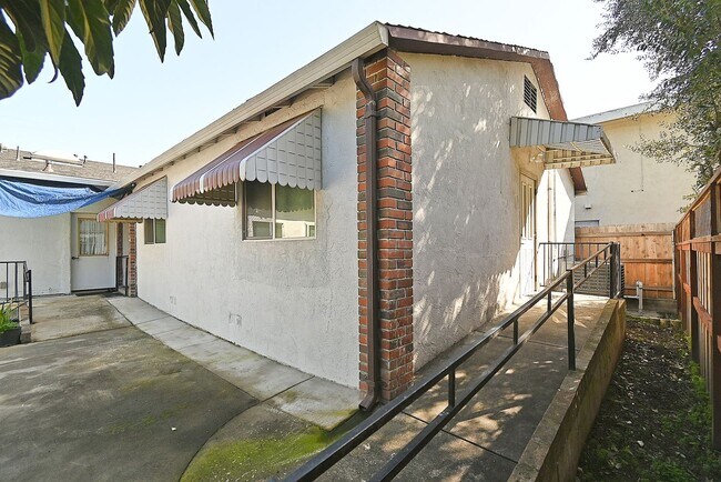 Foto del edificio - $2,650 - BRAND NEW THREE BEDROOM ADU IN TH...