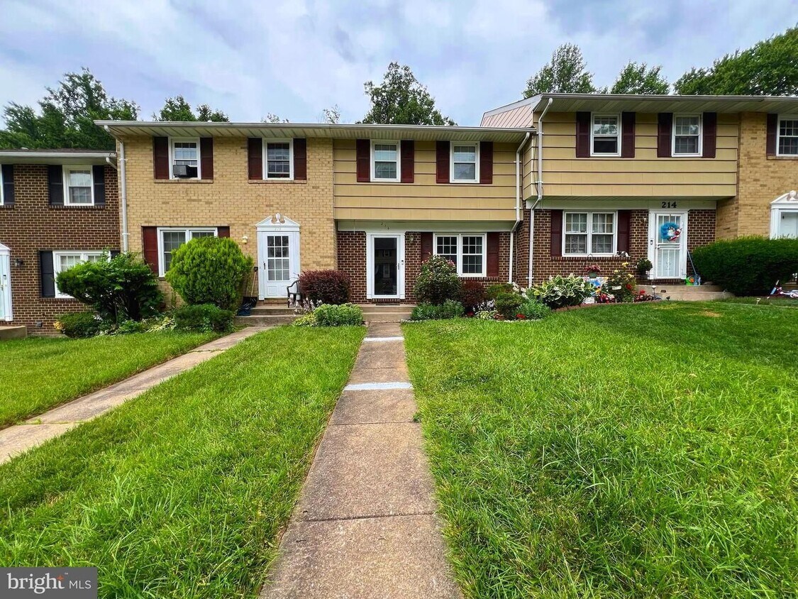 Primary Photo - Beautiful 3 bedroom 2.5 bath townhouse in ...