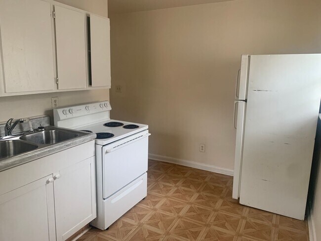 Building Photo - Cozy Two Bedroom Brick Home in Westerly Hi...