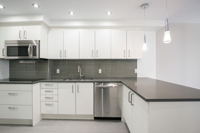 Building Photo - 3495 Rue de la Montagne