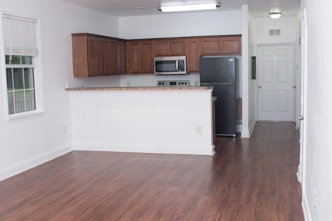 Building Photo - 102 White Dr