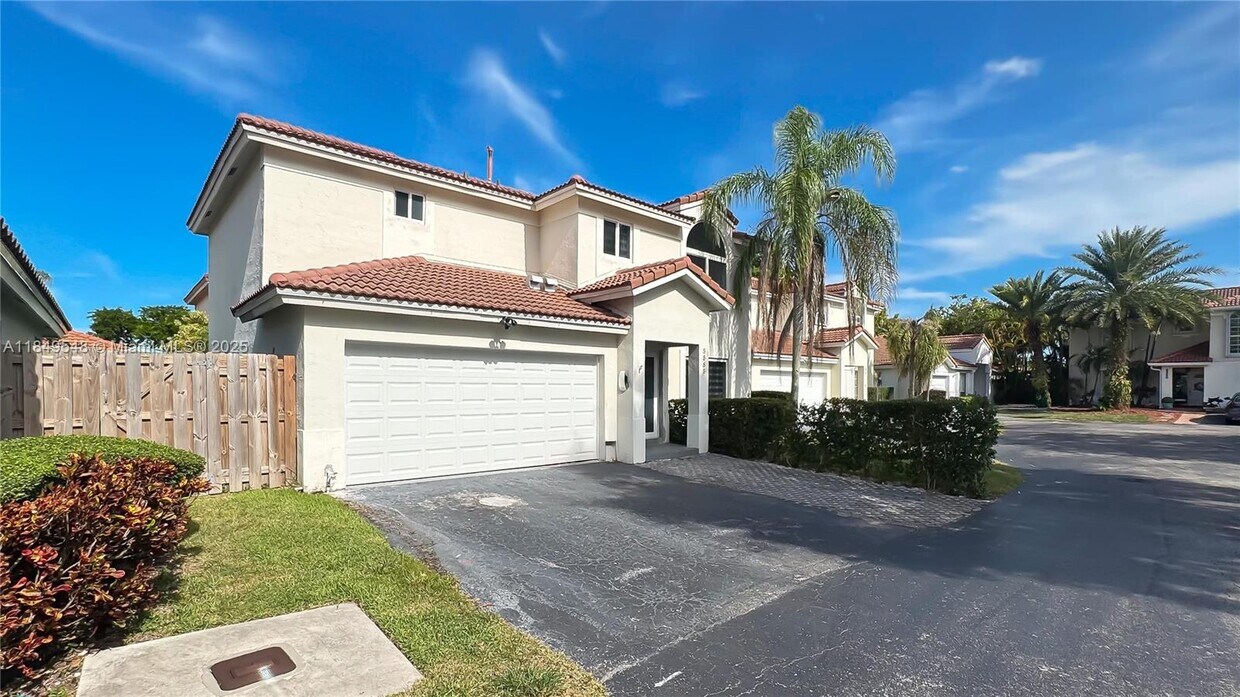 Foto principal - 5585 NW 102nd Pl