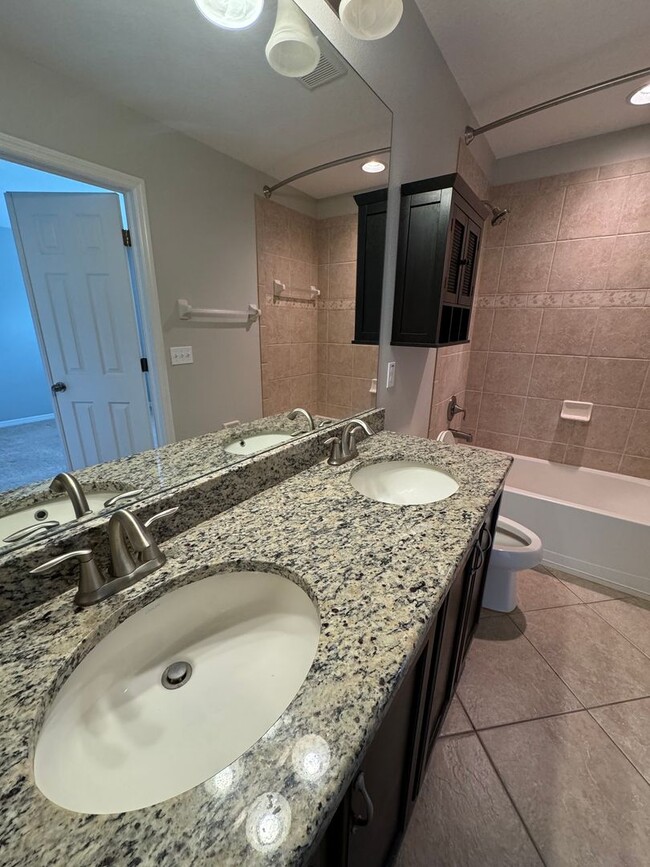 Foto del edificio - $500 Off Seconds Month’s Rent! Townhome in...