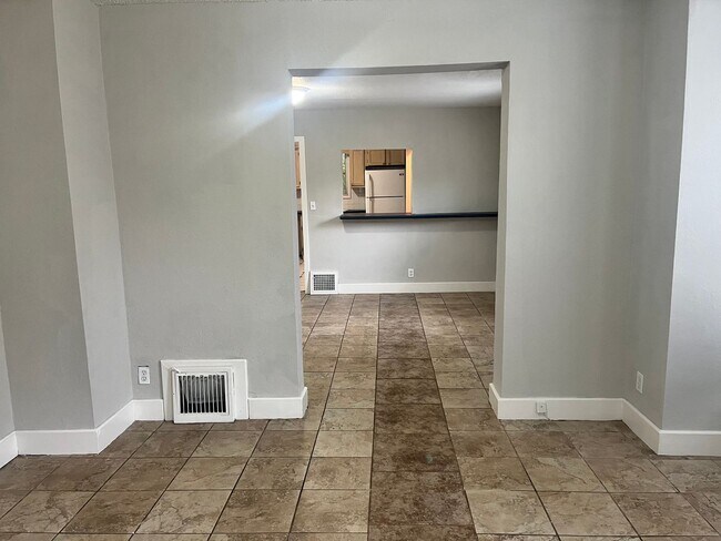 Building Photo - 307 N 16th | 3 Bed, 2 Bath