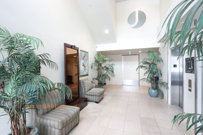 Foto del edificio - Large Downtown Oakland Two Bedroom Condomi...