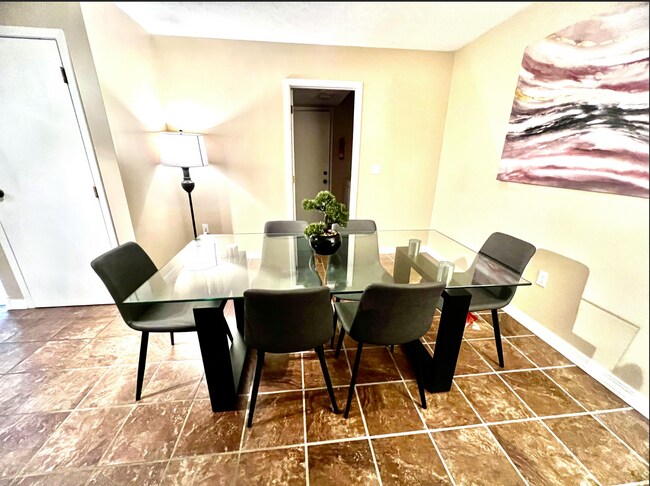 Comedor - 4311 Frontenac Dr