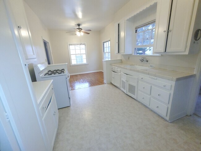 Building Photo - 445 Kelton Ave