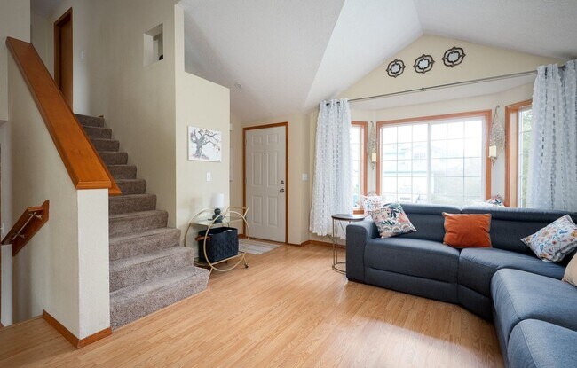 Building Photo - 13077 SW Tearose Way ~ Tri-Level Home