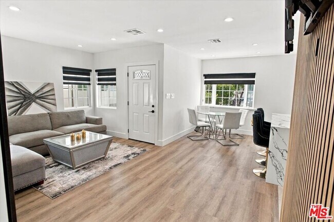 Foto del edificio - 6522 Teesdale Ave