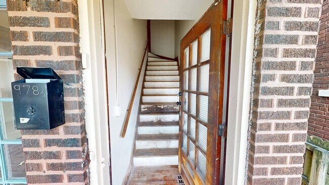 Building Photo - 978 1/2 Linwood Ave