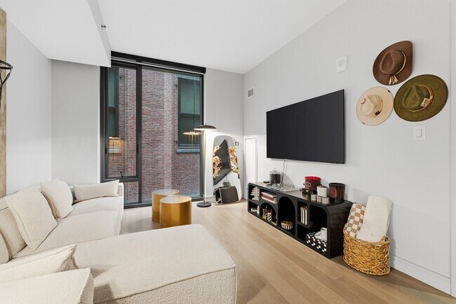 Building Photo - 55 Lagrange St