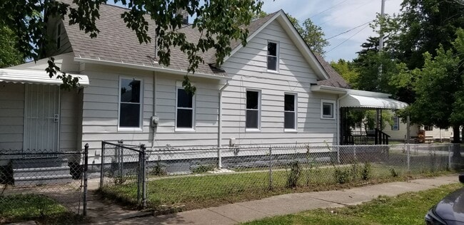 Building Photo - Clark/Fulton - 4 bed/1 bath - Single Family Home