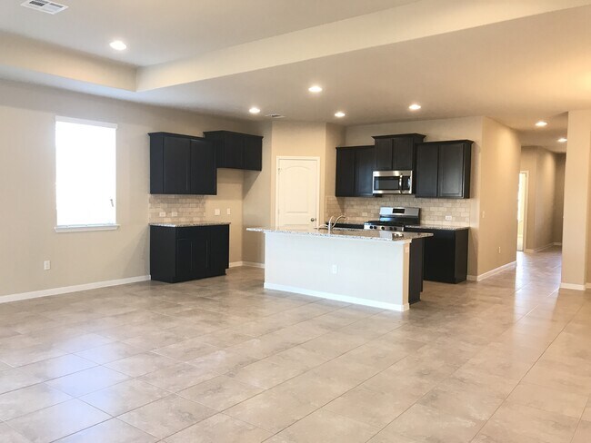 Foto del edificio - FIVE BEDROOM, THREE BATH 1-STORY HOME