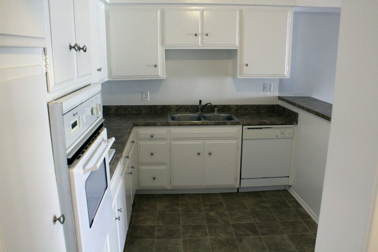 KITCHEN - 4601 Willis Ave