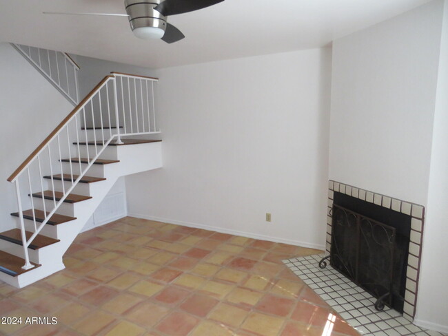 Building Photo - 921 W University Dr