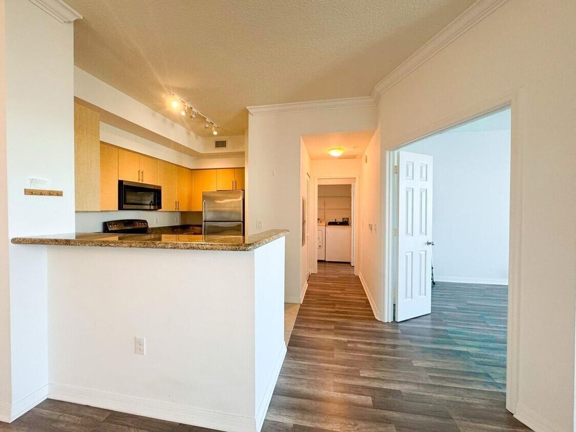 Foto principal - 2421 NE 65th St