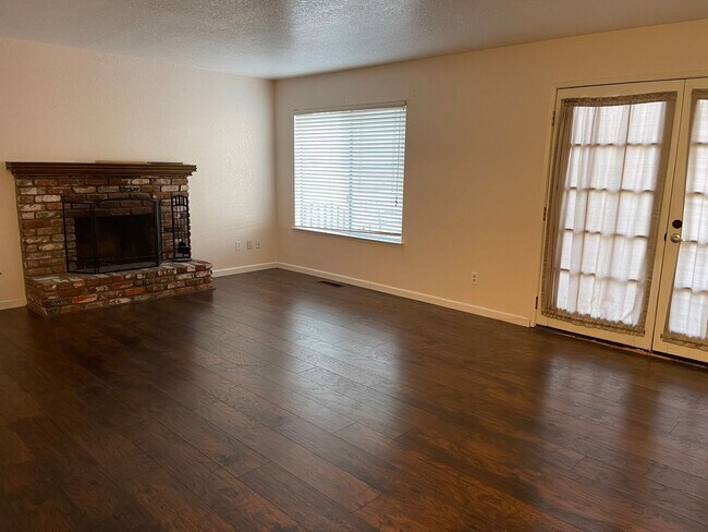 Building Photo - Cozy 3-Bedroom Home with Deck and Pet-Frie...