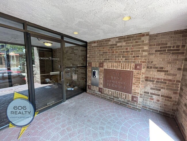 Foto del edificio - 744 W Gordon Terrace