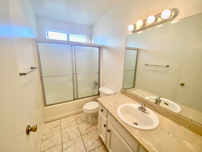 Building Photo - Upper Corner Unit with Utilities INCLUDED!!