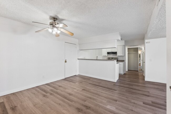 Building Photo - Updated 2 Bedroom Apartment!