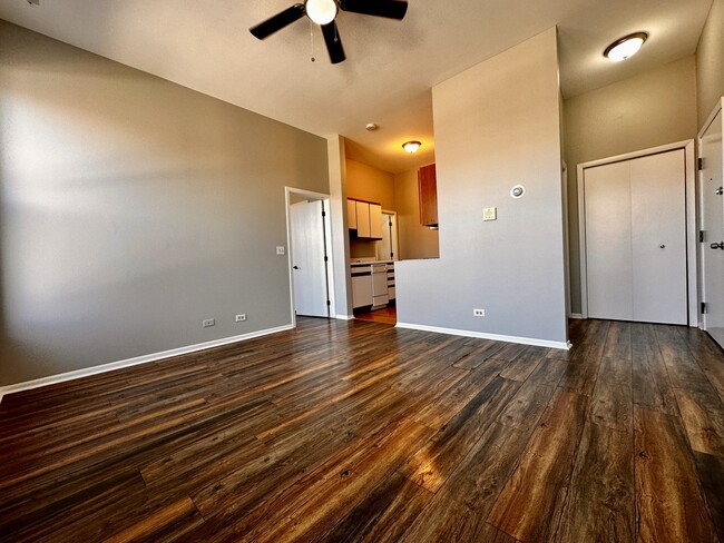 Building Photo - 556 W 37th St