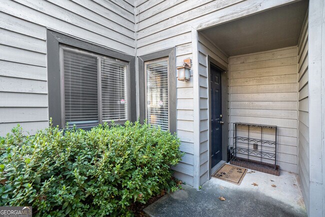 Foto del edificio - 802 Cedar Chase Cir NE