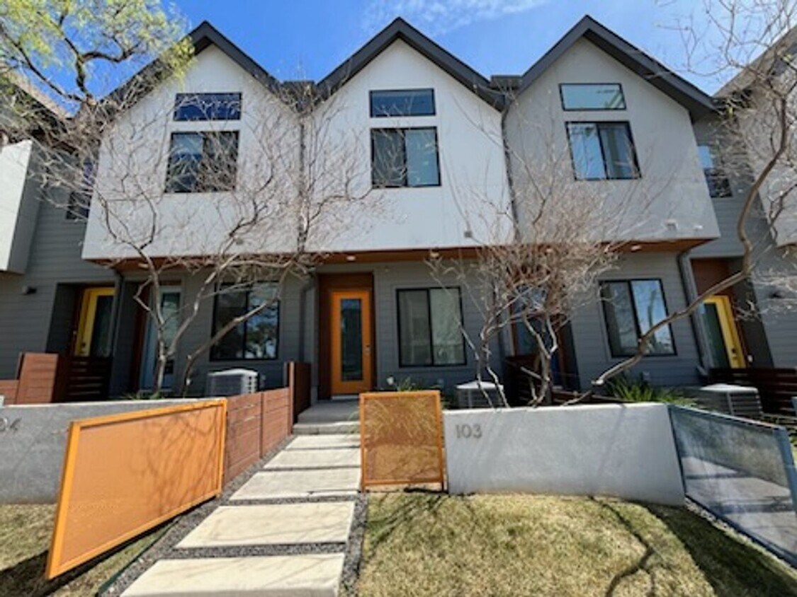 Foto principal - Gorgeous 2 Story Townhome in the Heart of ...