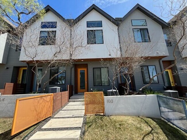 Foto del edificio - Gorgeous 2 Story Townhome in the Heart of ...
