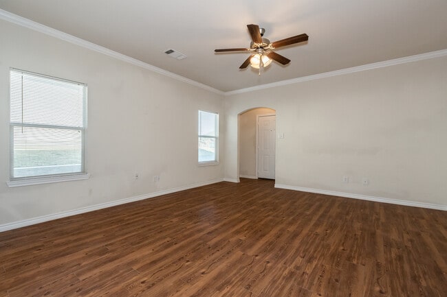 Foto del edificio - Great 3 bed/2 bath Home Backing onto Holland Park Recreation Area/Trail!!