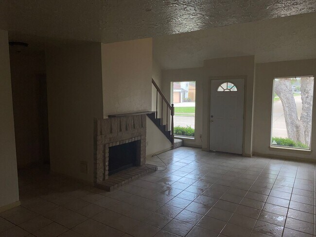 Foto del edificio - 4 Bedroom For Rent! $500 off the First month if you apply NOW!