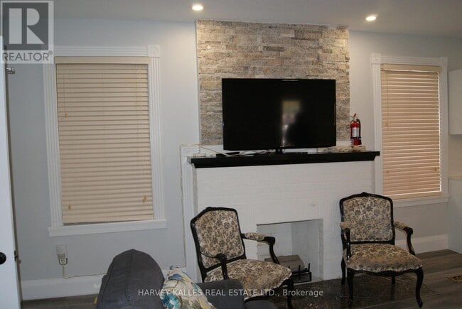 Building Photo - 70 Centre St W