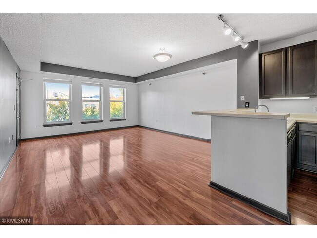 Building Photo - 615 N 1st St