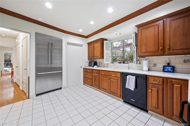 Building Photo - 3 br, 2.5 bath House - 1573 Oak Grove Ave