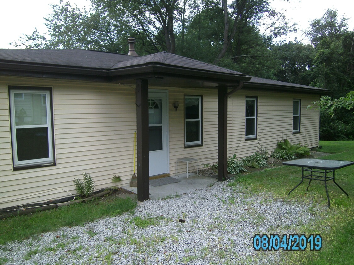 Primary Photo - 1668 Hyde Park Ave