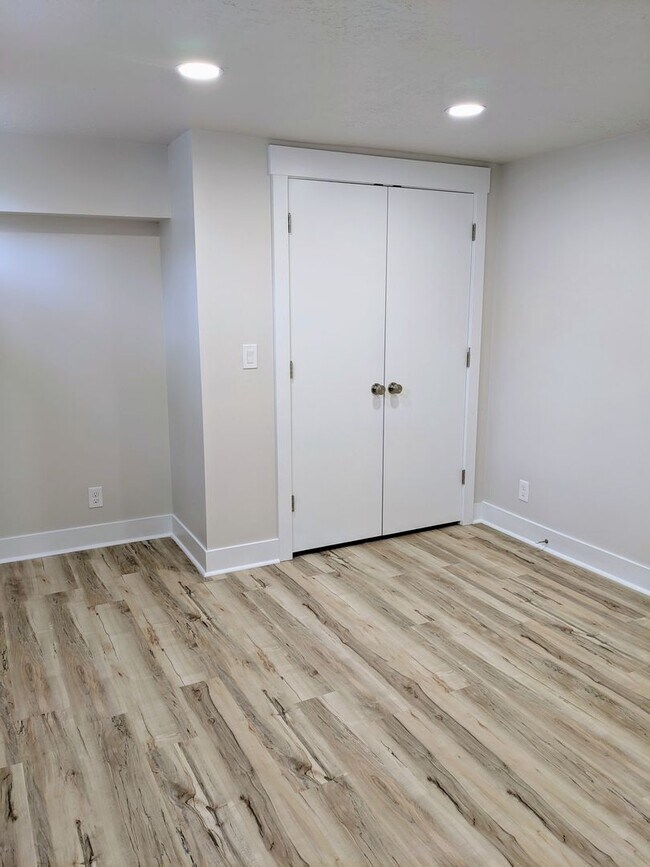 Foto del edificio - 979 E Logan Ave