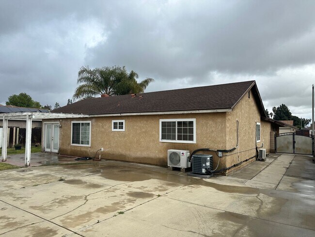 Building Photo - Ontario single 3 bed 2 bath single house