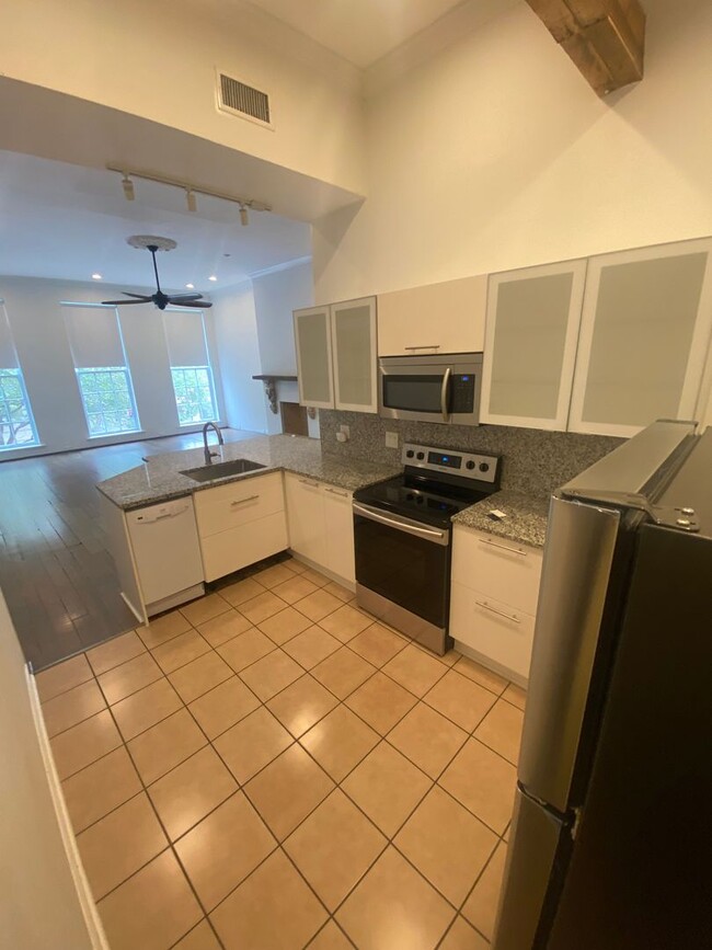 Building Photo - 3 BR/2 BA Apartment above Hyman's Seafood ...