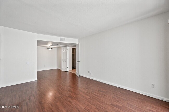 Building Photo - 740 W Elm St
