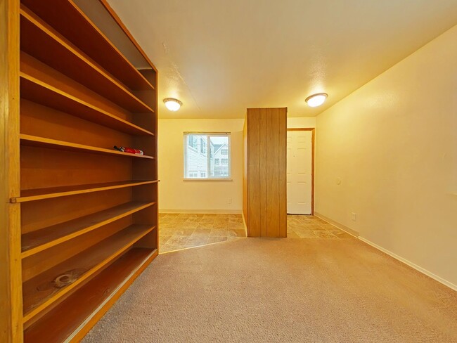 Building Photo - 1 Bedroom Apartment ~ Close to Campus ~ Ca...