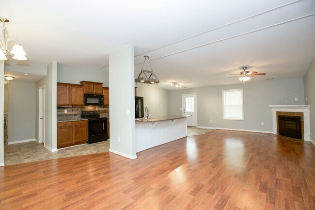 Foto del edificio - "Charming 3 Bed, 2 Bath Home in Spring Lak...