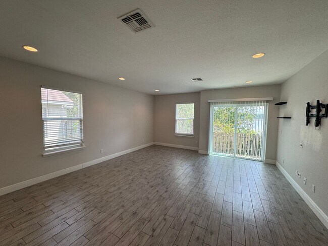 Foto del edificio - Stunning 4 Bedroom, 2 Bathroom Home with W...