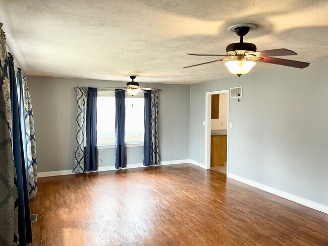 Building Photo - Updated Bungalow in Heart of City!