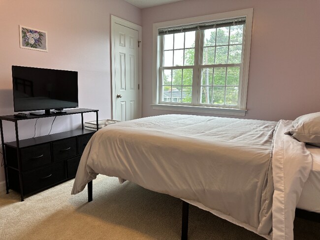 Foto del edificio - 323 Fox Hill Rd