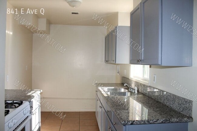 Building Photo - 841 E Ave Q