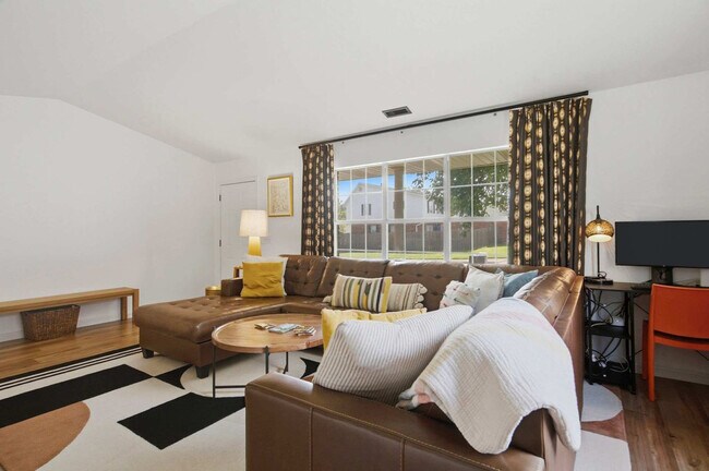 Building Photo - 1405 Camellia Dr