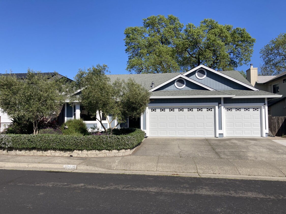 Primary Photo - 9232 Piccadilly Cir