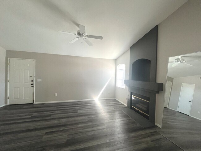 Foto del edificio - 2 bed, 2 bath condo located in gated community w/lush landscaping, 2 pools, spas, BBQ areas & clu...