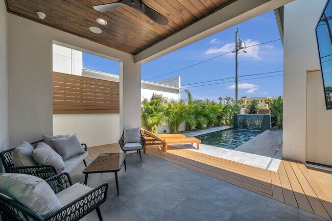 Foto del edificio - Luxury Living in Grand Central District: Exquisite Furnished Home with Pool