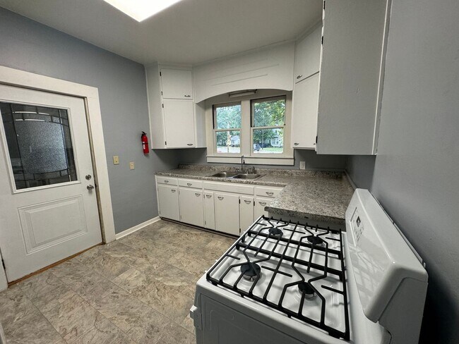Building Photo - 3 bedroom home in Dowagiac