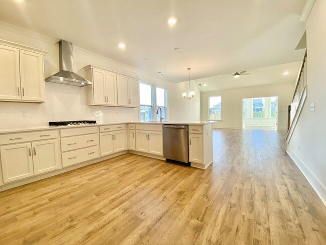 Building Photo - 643 Conifer Dr